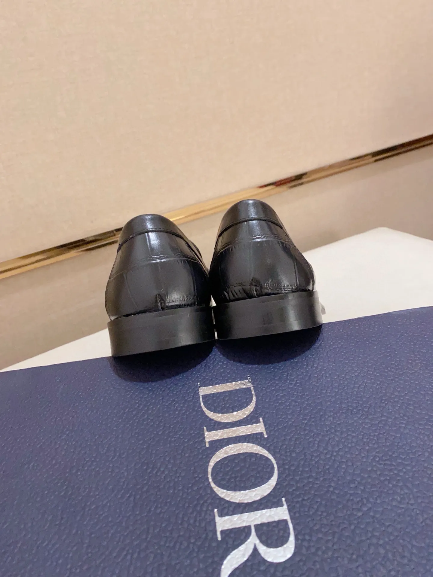 Men's shoes 💰: 560💰 High-end version of Dior Dior's new series. Famous actors and internet celebrities wear super popular designs. The sculptures of French artist Niki de Saint Phalle are designed as rings. Material: Imported original material ➕Painted cowhide Foot pads: cowhide Outsole: Rubber outsole Men's shoe size: 38~44 Can be customized to size 45